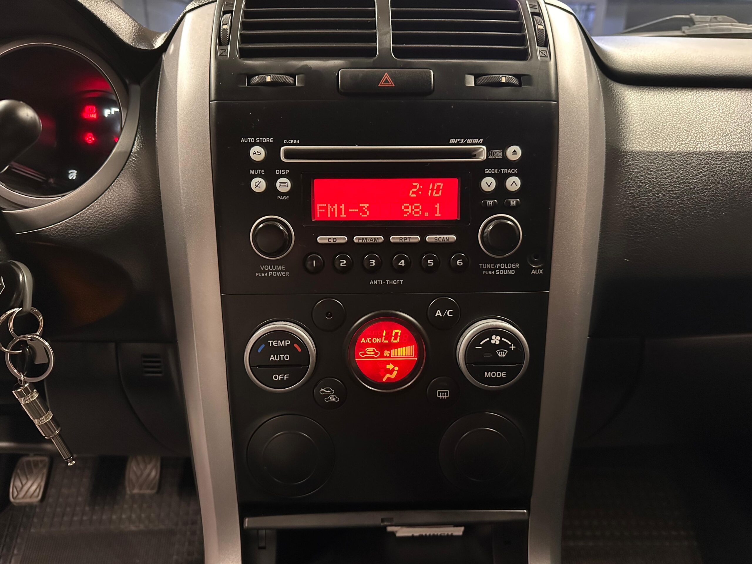 Suzuki Grand Nomade — foto 15 de 24