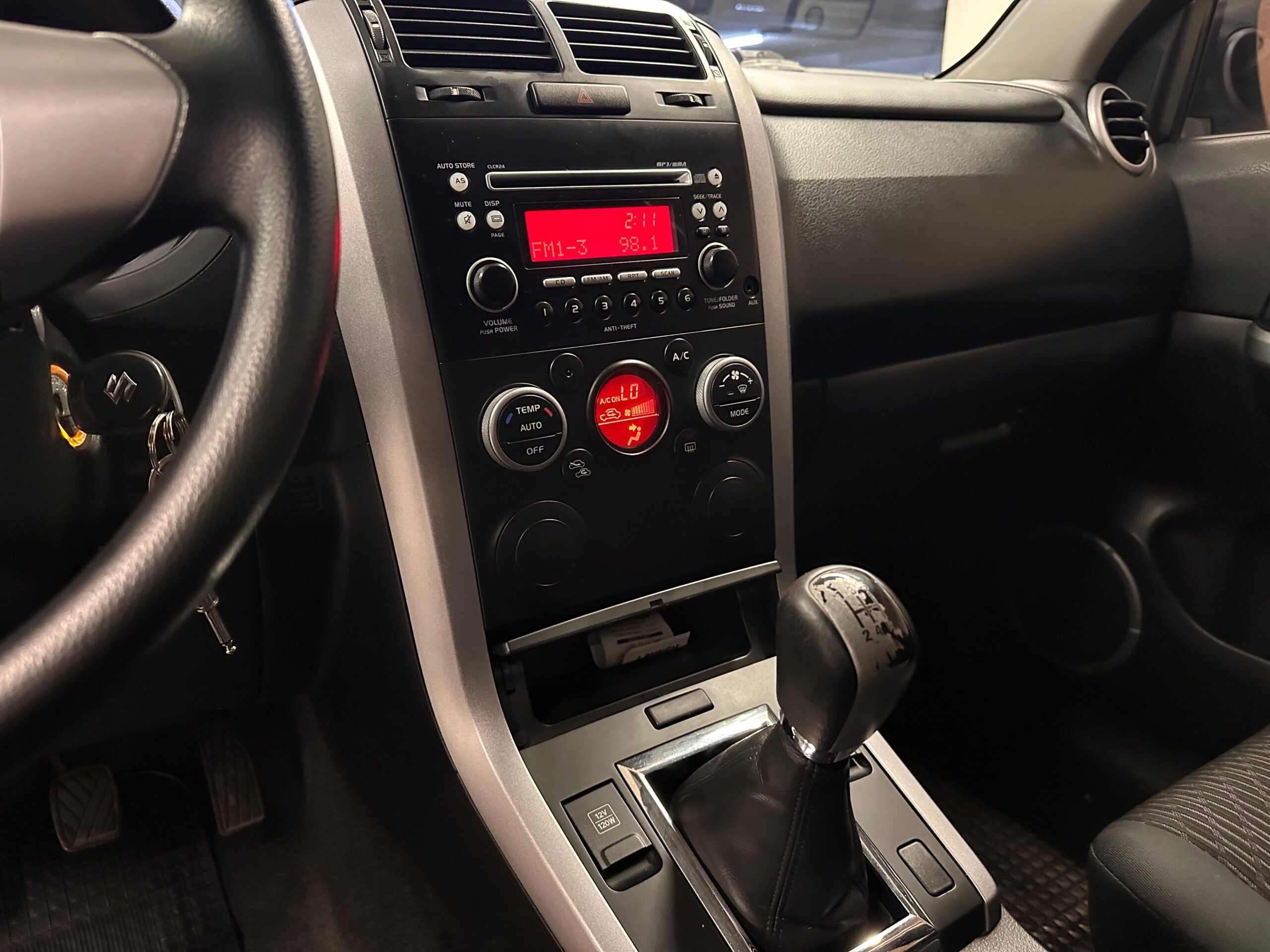 Suzuki Grand Nomade — foto 16 de 24