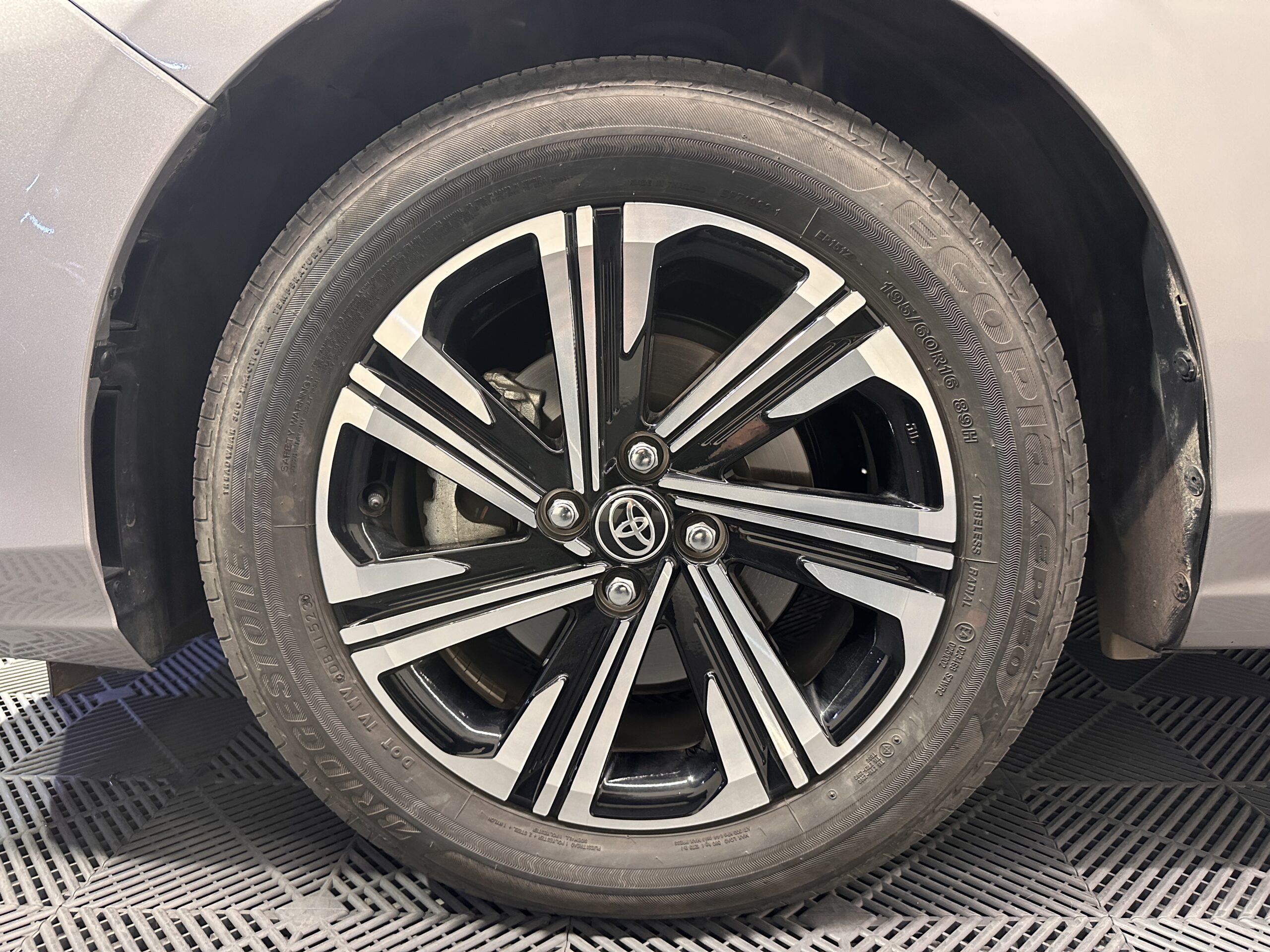 Toyota Yaris E — foto 11 de 24