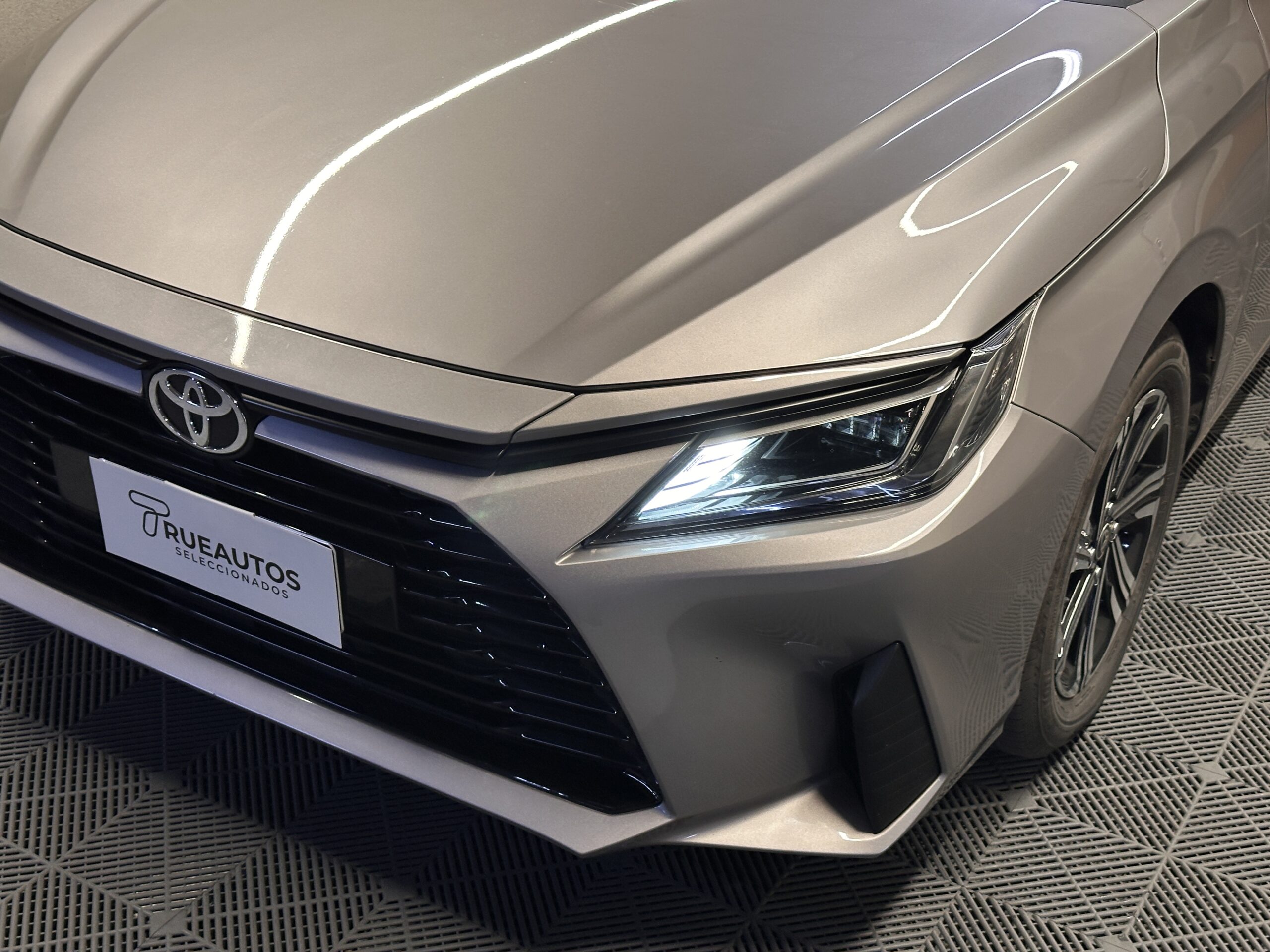 Toyota Yaris E — foto 4 de 24
