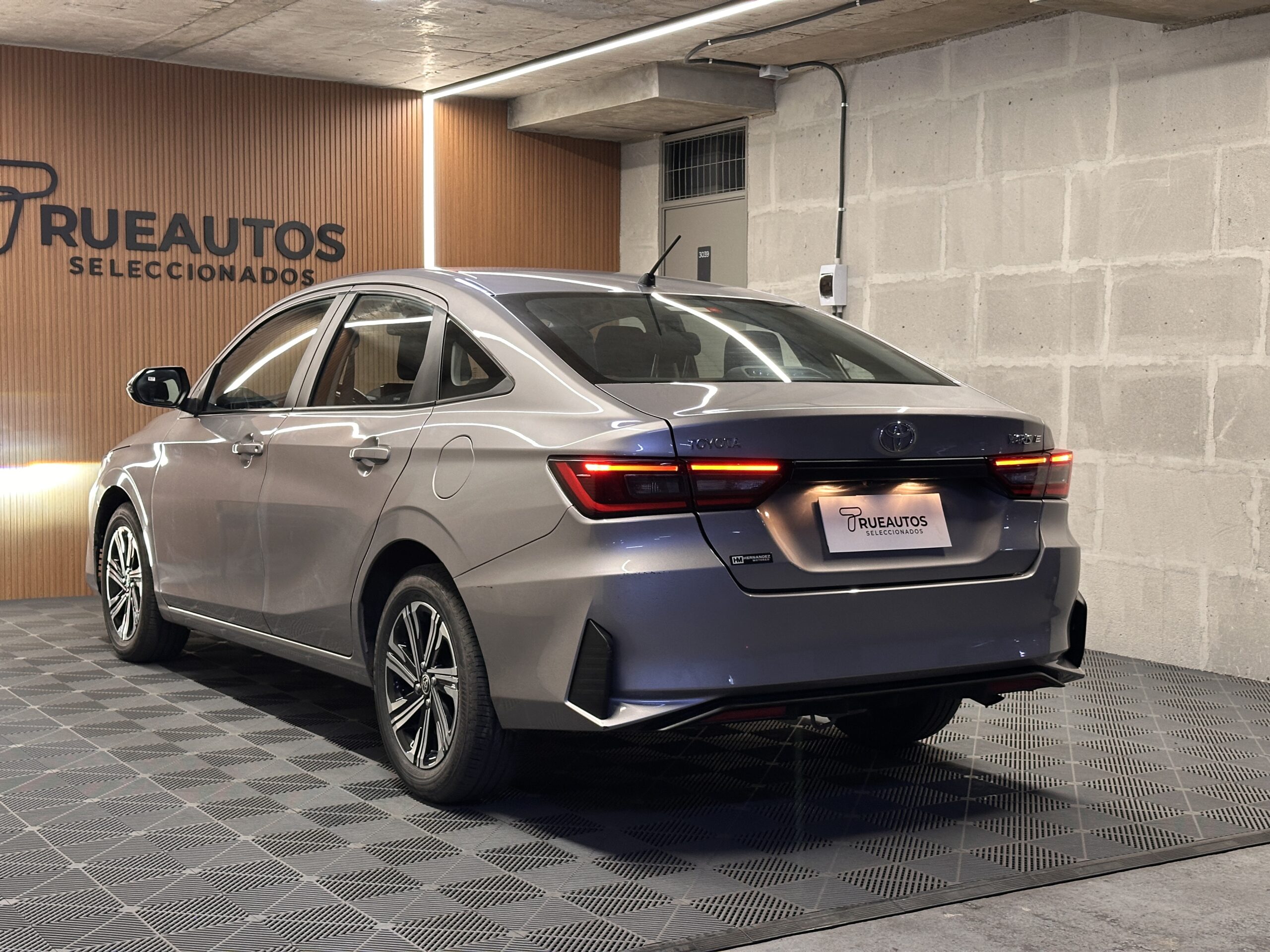 Toyota Yaris E — foto 7 de 24
